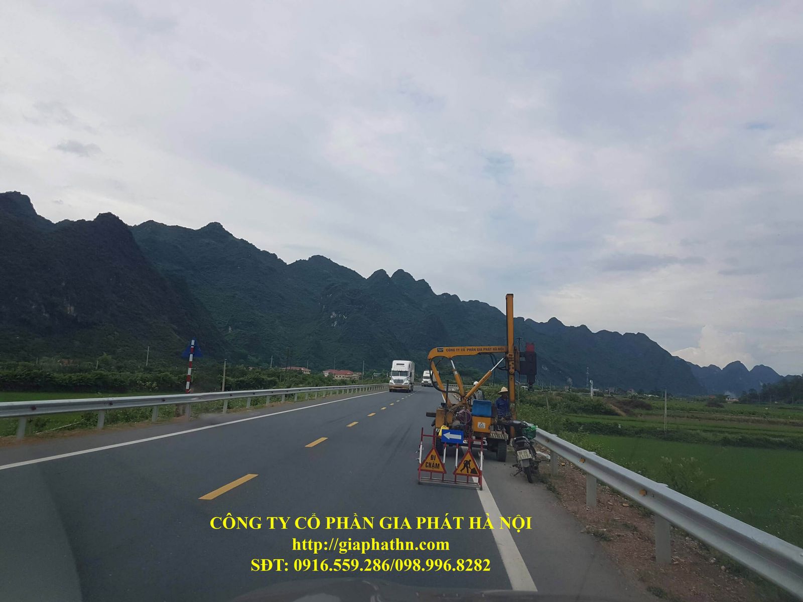 Thi công lắp đặt hộ lan tôn sóng tại dự án Bắc Giang - Lạng Sơn